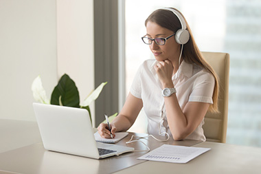 Frau beim E-Learning